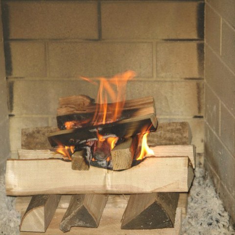 Bild Feuern mit Holz gewusst wie. Vergrösserte Ansicht