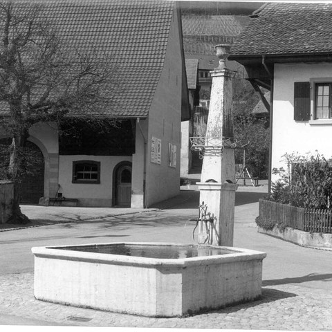 Dorfplatz-Brunnen. Vergrösserte Ansicht