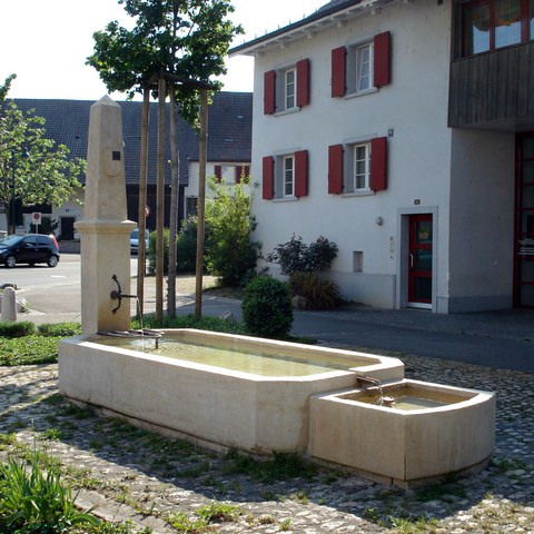 2. Brunnen gegenüber dem Pfarrhaus. Vergrösserte Ansicht