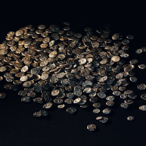 Der spätkeltische Münzhort vom Büechlihau umfasst 355 Silbermünzen. Foto: Archäologie Baselland, Tom Schneider.. Vergrösserte Ansicht