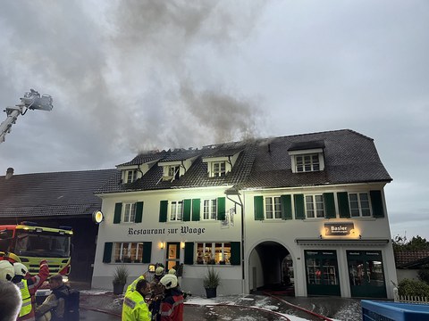 Brandausbruch in einer Dachstockwohnung erfordert Feuerwehreinsatz